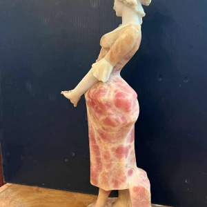 Jonge vrouw, sculptuur van roze getint albast, Italiaans werk circa 1900