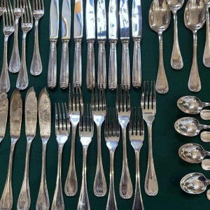 Christofle Orfèvrerie, modèle 'Malmaison' ménagère 8 personnes, 79 couverts en métal argenté