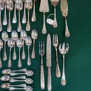 Christofle Orfèvrerie, modèle 'Malmaison' ménagère 8 personnes, 79 couverts en métal argenté