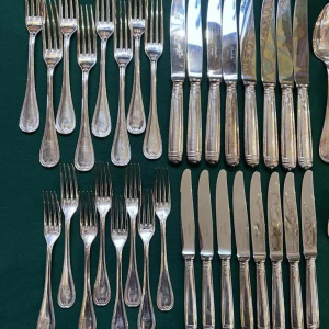 Christofle Orfèvrerie, modèle 'Malmaison' ménagère 8 personnes, 79 couverts en métal argenté