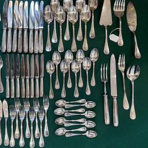 Christofle Orfèvrerie, modèle 'Malmaison' ménagère 8 personnes, 79 couverts en métal argenté