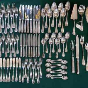 Christofle Orfèvrerie, modèle 'Malmaison' ménagère 8 personnes, 79 couverts en métal argenté