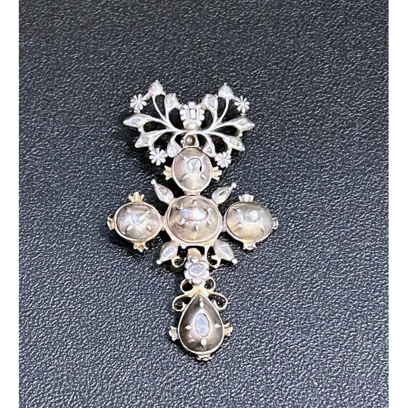 Pendentif 'papillon' articulé et ajouré en argent et diamants, XVIIIe
