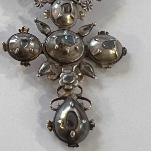 Gearticuleerde opengewerkte zilveren en diamanten 'vlinder' hanger, 18e eeuw