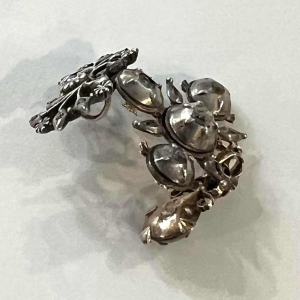 Pendentif 'papillon' articulé et ajouré en argent et diamants, XVIIIe