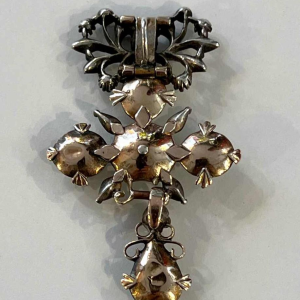Pendentif 'papillon' articulé et ajouré en argent et diamants, XVIIIe