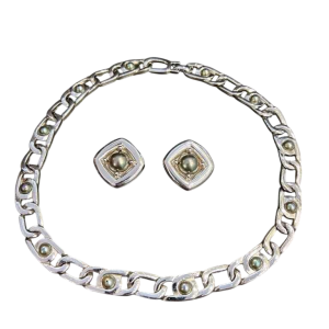 Christian Dior, parure collier et boucles d'oreilles, métal argenté et perles grises