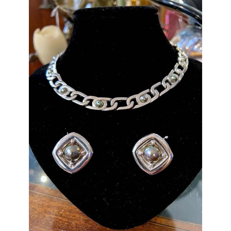 Christian Dior, parure collier et boucles d'oreilles, métal argenté et perles grises
