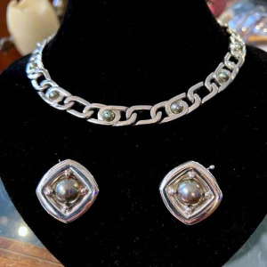 Christian Dior, set ketting en oorbellen, verzilverd metaal en grijze parels