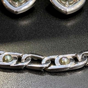 Christian Dior, set ketting en oorbellen, verzilverd metaal en grijze parels