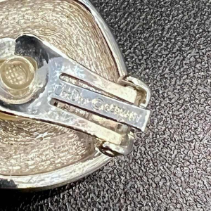 Christian Dior, set ketting en oorbellen, verzilverd metaal en grijze parels