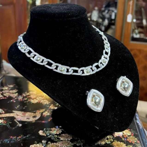 Christian Dior, parure collier et boucles d'oreilles, métal argenté et perles grises