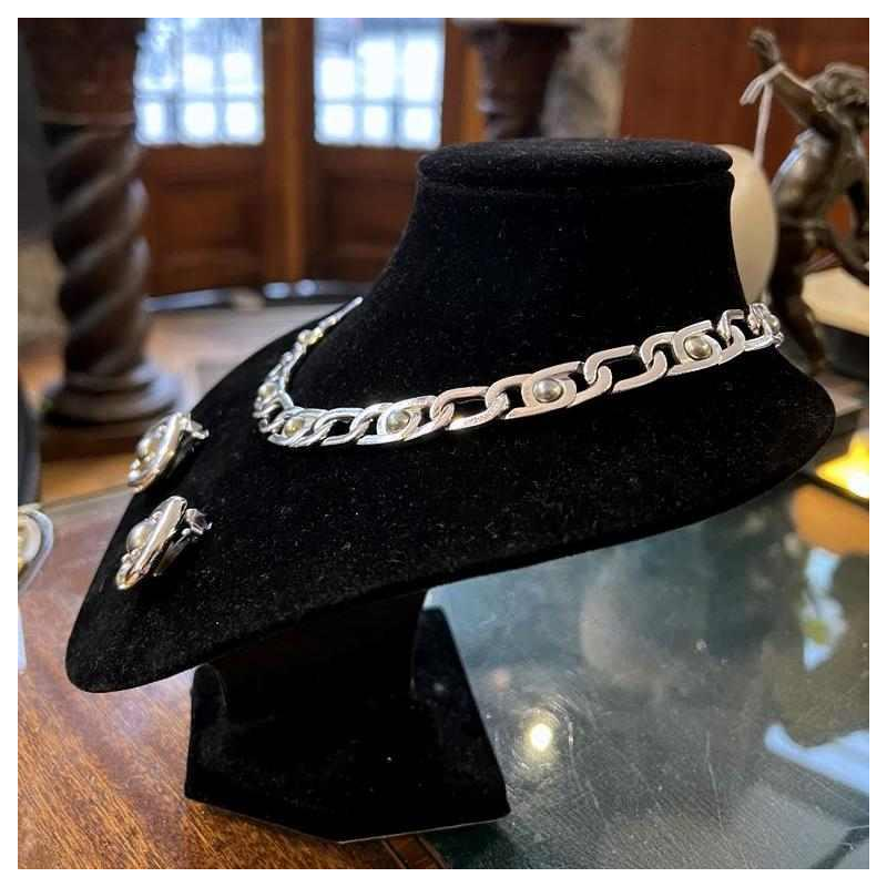 Christian Dior, parure collier et boucles d'oreilles, métal argenté et perles grises