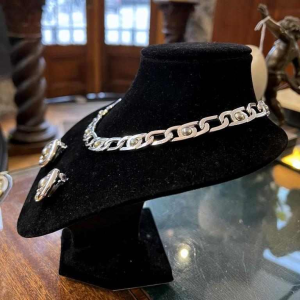 Christian Dior, parure collier et boucles d'oreilles, métal argenté et perles grises