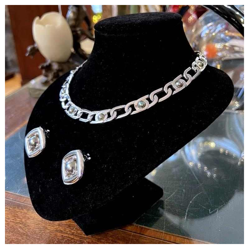 Christian Dior, parure collier et boucles d'oreilles, métal argenté et perles grises