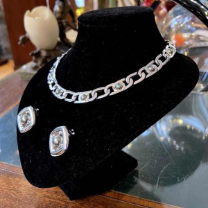 Christian Dior, set ketting en oorbellen, verzilverd metaal en grijze parels