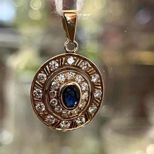 Ronde medaillonhanger in geelgoud met saffier en diamanten, eind 19e eeuw