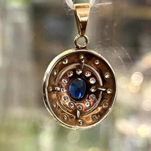 Round medallion pendant in yellow gold with sapphire and diamonds, late 19th century, late 19th century