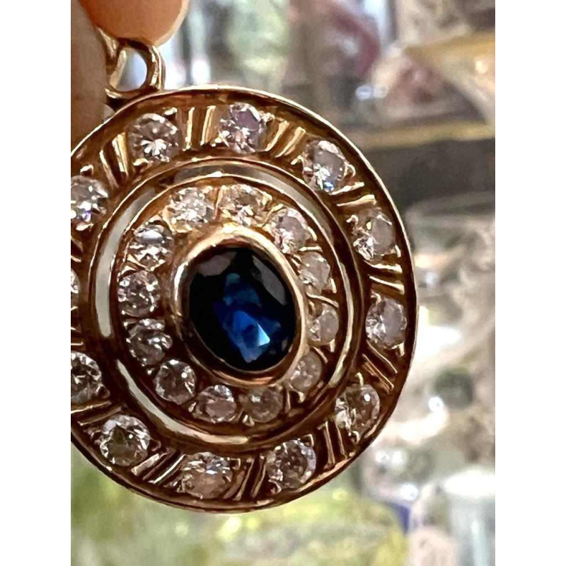 Ronde medaillonhanger in geelgoud met saffier en diamanten, eind 19e eeuw