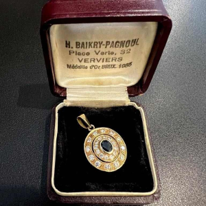 Ronde medaillonhanger in geelgoud met saffier en diamanten, eind 19e eeuw