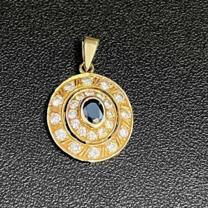 Ronde medaillonhanger in geelgoud met saffier en diamanten, eind 19e eeuw