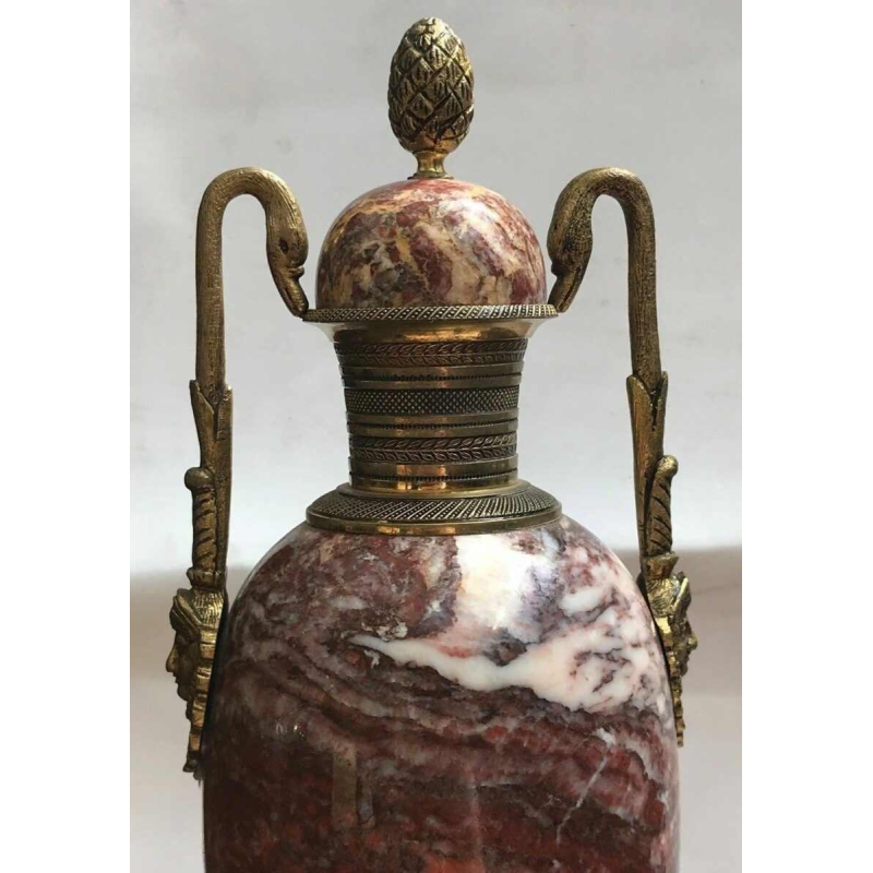 Paire de vases / cassolettes en marbre rouge et bronze de style Empire, fin 19ème siècle