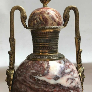 Paire de vases / cassolettes en marbre rouge et bronze de style Empire, fin 19ème siècle