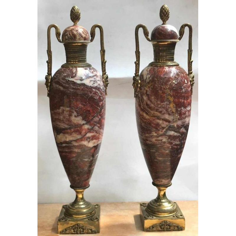 Paar Empire stijl rood marmeren en bronzen vazen / cassoletten, laat 19e eeuw