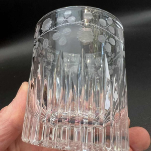 6 heldere kristallen whiskyglazen met geslepen en gegraveerde decoratie