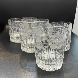 6 heldere kristallen whiskyglazen met geslepen en gegraveerde decoratie
