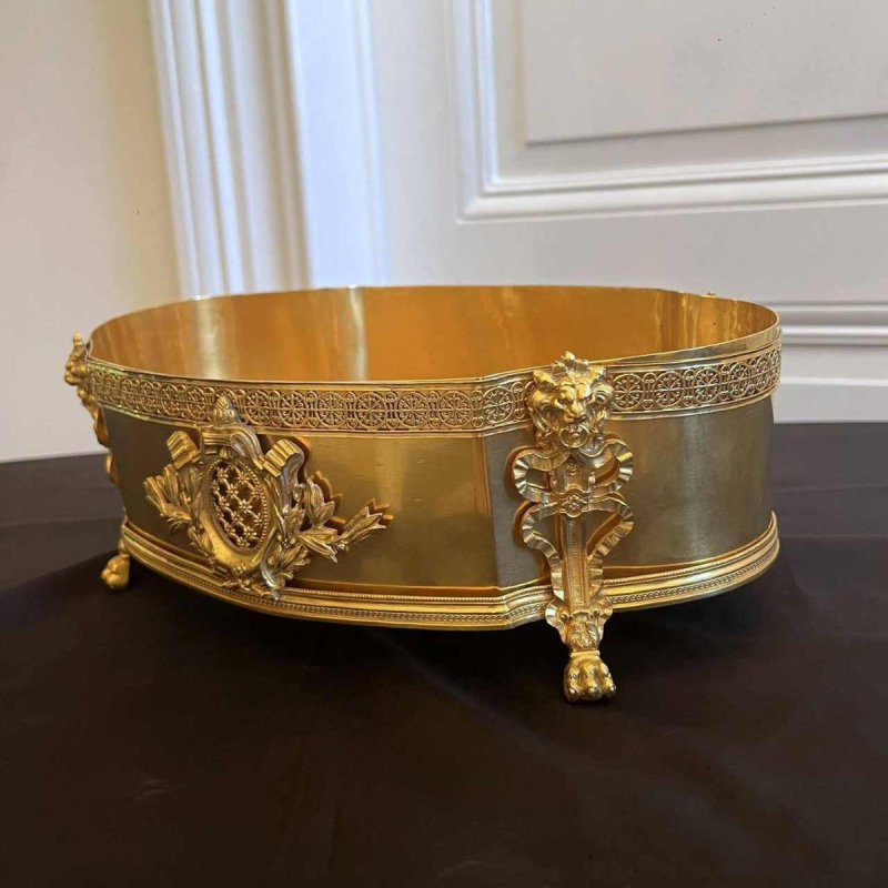 Imposante jardinière de table en bronze ajouré finement travaillé et doré, 19ème siècle