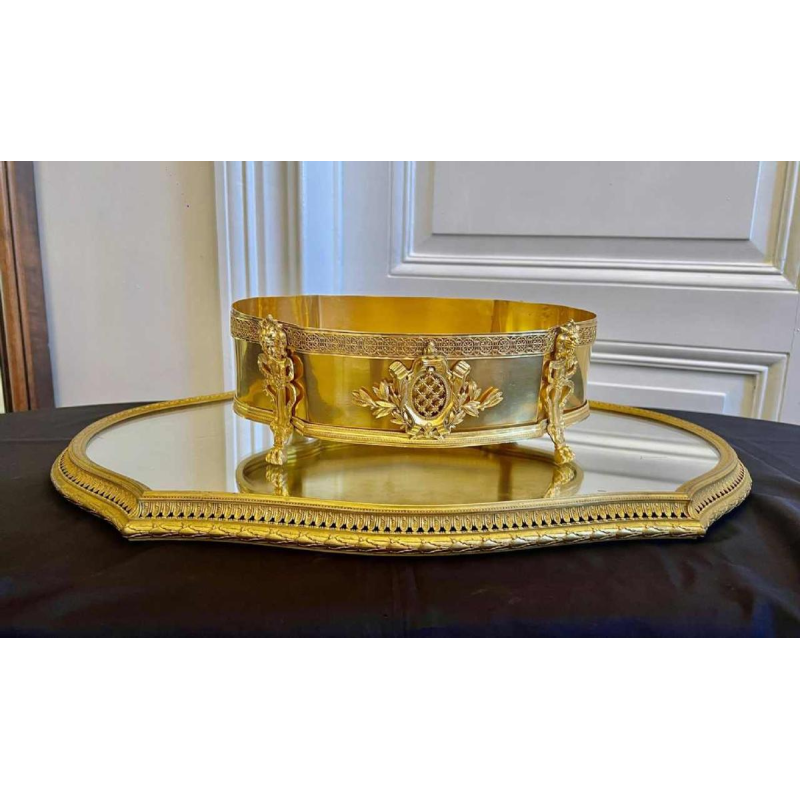Imposante jardinière de table en bronze ajouré finement travaillé et doré, 19ème siècle