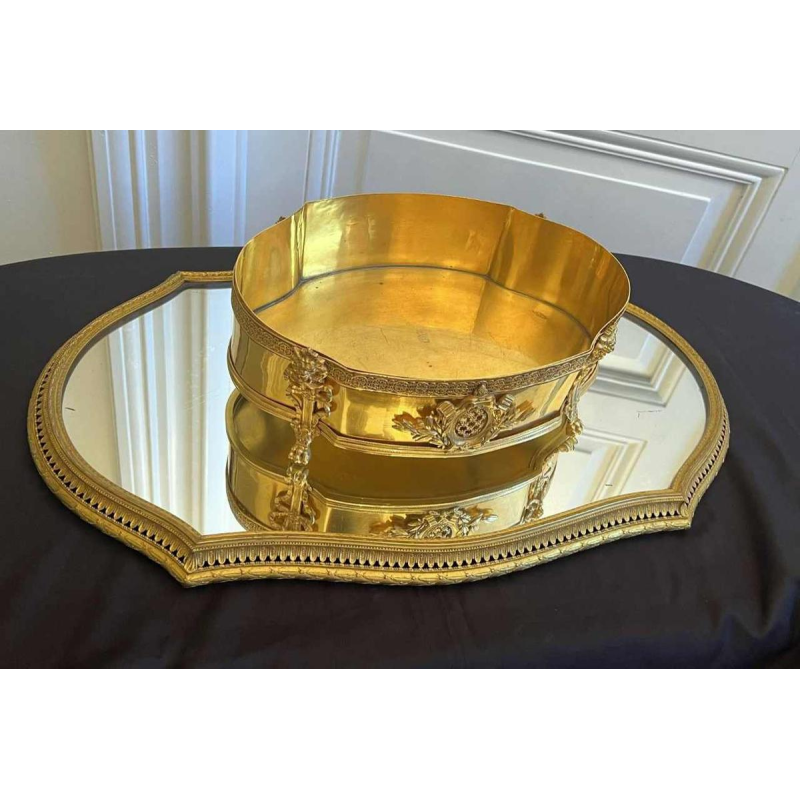 Imposante jardinière de table en bronze ajouré finement travaillé et doré, 19ème siècle