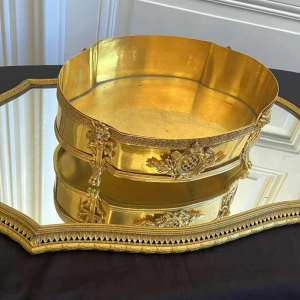 Imposante jardinière de table en bronze ajouré finement travaillé et doré, 19ème siècle