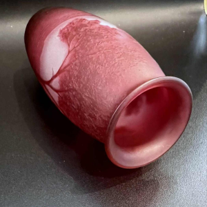 VAL SAINT LAMBERT atelier Petignot Vase en verre doublé rouge à décor lacustre