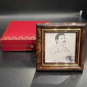 Must de Cartier verguld metalen en geëmailleerd fotolijstje