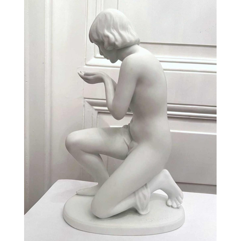 Kurt STEINER par Wallendorfer Porzellan Manufaktur, biscuit de porcelaine « Jeune femme agenouillée »