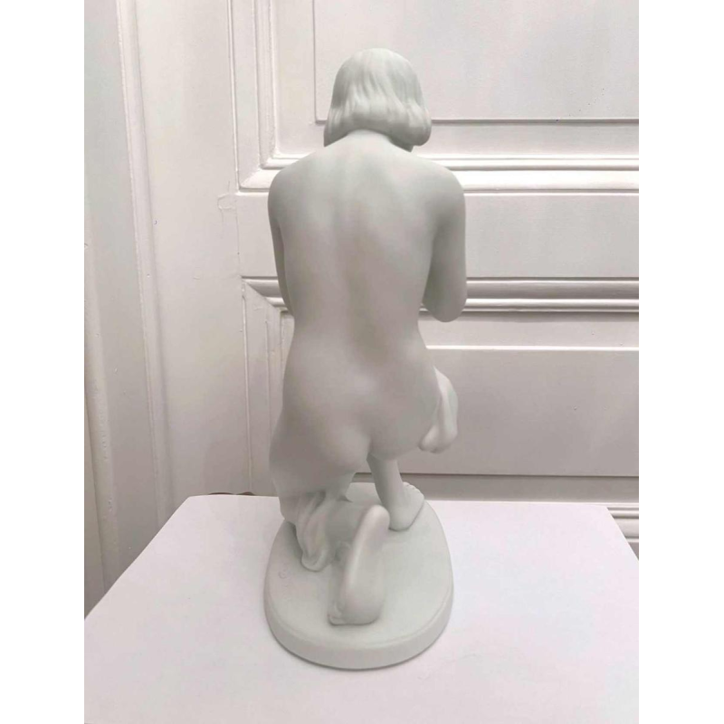 Kurt STEINER par Wallendorfer Porzellan Manufaktur, biscuit de porcelaine « Jeune femme agenouillée »