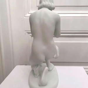 Kurt STEINER par Wallendorfer Porzellan Manufaktur, biscuit de porcelaine « Jeune femme agenouillée »