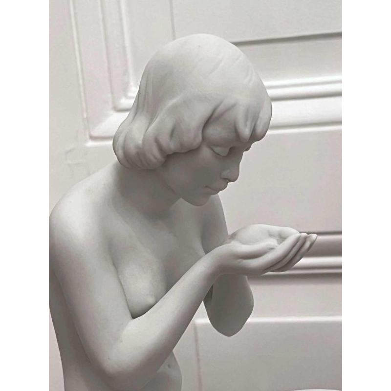 Kurt STEINER par Wallendorfer Porzellan Manufaktur, biscuit de porcelaine « Jeune femme agenouillée »