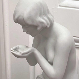 Kurt STEINER par Wallendorfer Porzellan Manufaktur, biscuit de porcelaine « Jeune femme agenouillée »
