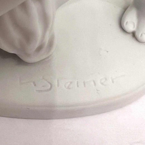 Kurt STEINER par Wallendorfer Porzellan Manufaktur, biscuit de porcelaine « Jeune femme agenouillée »