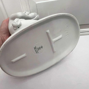 Kurt STEINER voor Wallendorfer Porzellan Manufaktur, porseleinen biscuit "Knielende jonge vrouw".