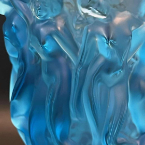 LALIQUE Frankrijk, "Bacchanten" satijnblauwe kristallen vaas