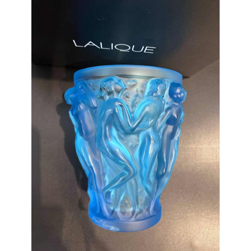 LALIQUE France, vase « Bacchantes » cristal bleu satiné