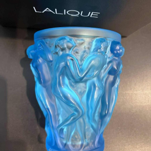 LALIQUE France, vase « Bacchantes » cristal bleu satiné