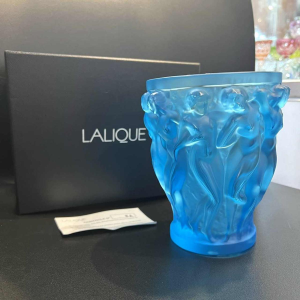 LALIQUE France, vase « Bacchantes » cristal bleu satiné