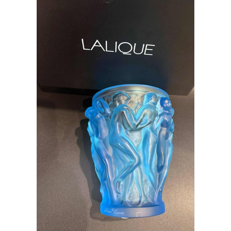 LALIQUE France, vase « Bacchantes » cristal bleu satiné