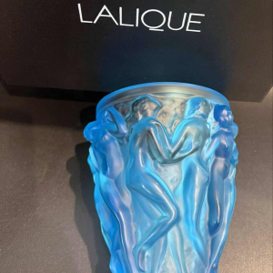 LALIQUE France, vase « Bacchantes » cristal bleu satiné