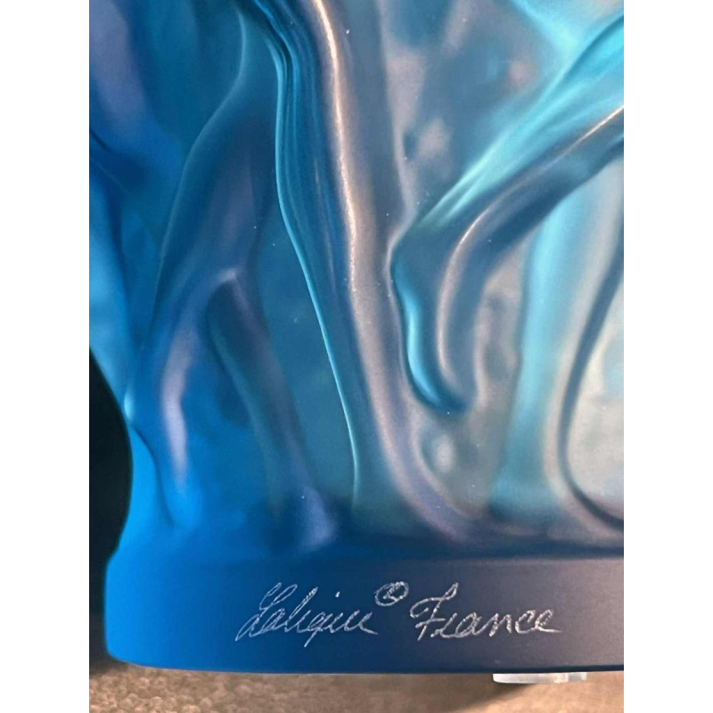 LALIQUE France, vase « Bacchantes » cristal bleu satiné